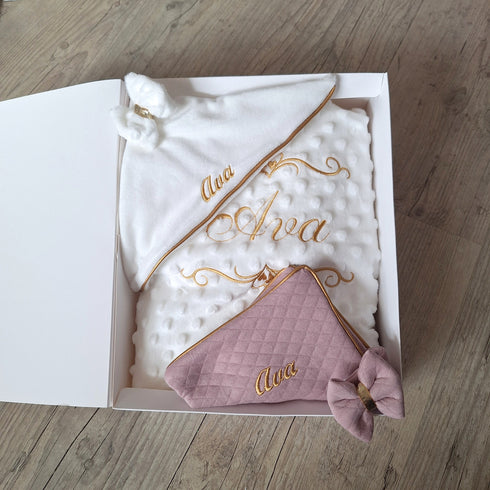 Coffret Bébé Personnalisé Fille – Couverture, Doudou et Protège Carnet – Quantité Limitée
