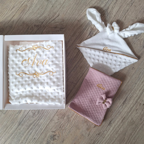 Coffret Bébé Personnalisé Fille – Couverture, Doudou et Protège Carnet – Quantité Limitée