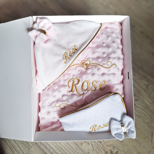 Coffret Bébé Personnalisé Fille – Couverture, Doudou et Protège Carnet – Quantité Limitée