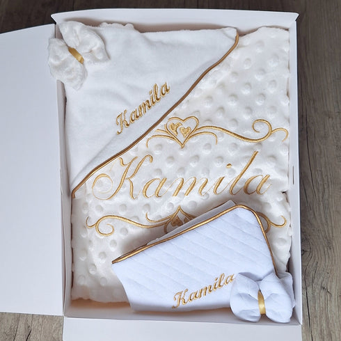 Coffret Bébé Personnalisé Fille – Couverture, Doudou et Protège Carnet – Quantité Limitée