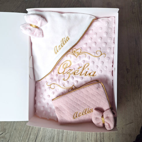 Coffret Bébé Personnalisé Fille – Couverture, Doudou et Protège Carnet – Quantité Limitée