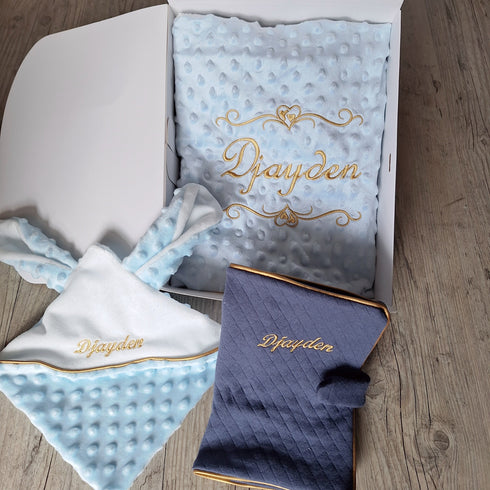 Coffret Bébé Personnalisé sans noeud– Couverture, Doudou et Protège Carnet – Quantité Limitée