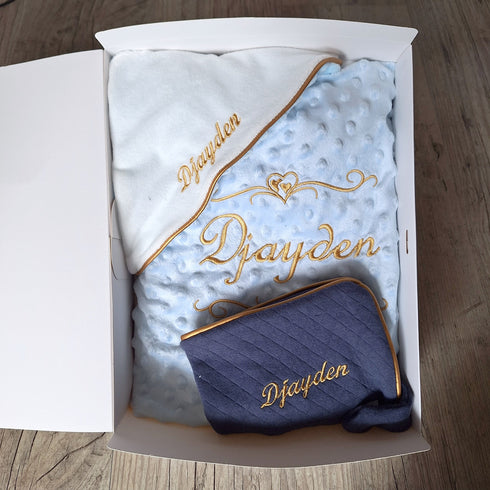 Coffret Bébé Personnalisé sans noeud– Couverture, Doudou et Protège Carnet – Quantité Limitée