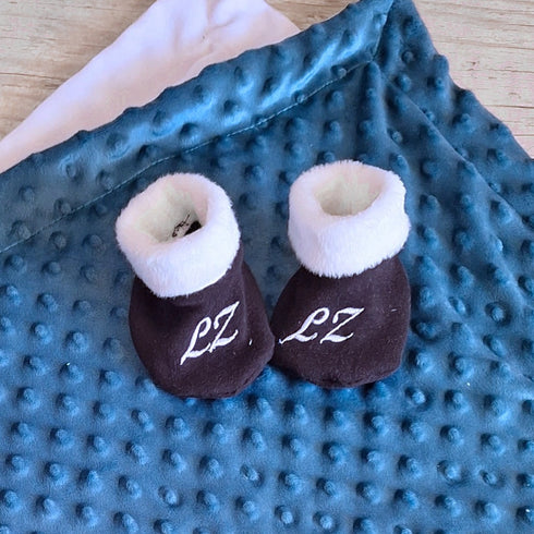 COFFRET COMPLET BOY: Coffret Naissance Personnalisé  – Couverture, Turban, Chaussons, Doudou & Protège Carnet – Quantité Limitée