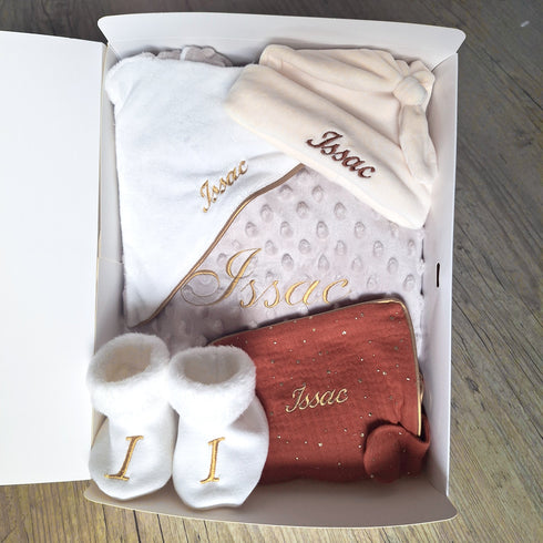 COFFRET COMPLET BOY: Coffret Naissance Personnalisé  – Couverture, Turban, Chaussons, Doudou & Protège Carnet – Quantité Limitée