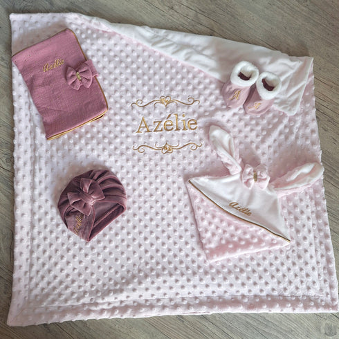 Coffret Complet Girl 1 Naissance Personnalisé – Couverture, Turban, Chaussons, Doudou & Protège Carnet – Quantité Limitée