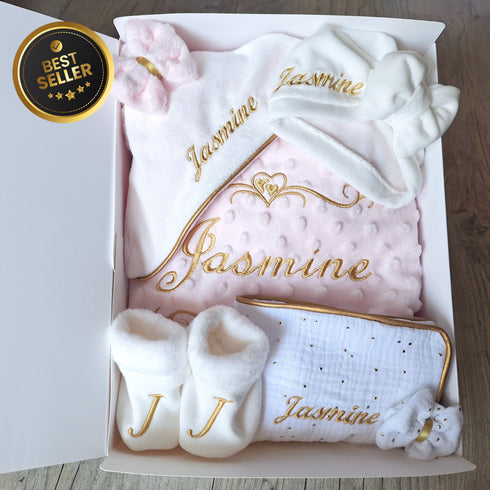 Coffret Complet Girl 1 Naissance Personnalisé – Couverture, Turban, Chaussons, Doudou & Protège Carnet – Quantité Limitée