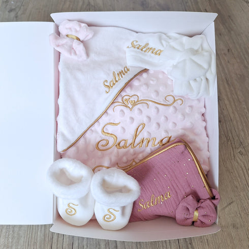 Coffret Complet Girl 1 Naissance Personnalisé – Couverture, Turban, Chaussons, Doudou & Protège Carnet – Quantité Limitée