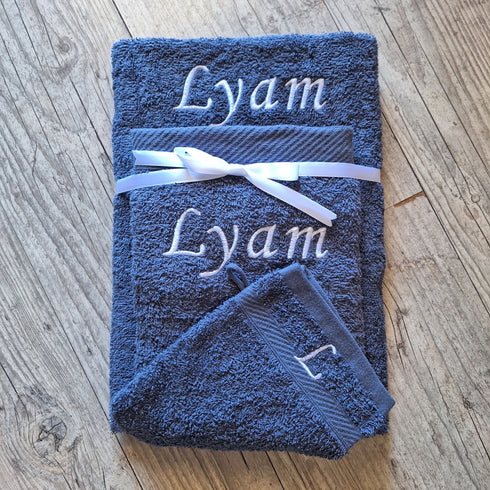 LOT: 1 gant de toilette + 2 Serviettes personnalisées 50x100cm et 70x130cm avec prénom brodé: 8 couleurs