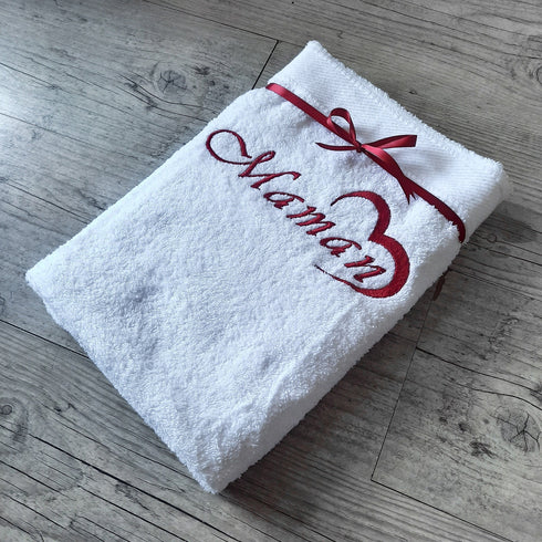 Serviette personnalisée 50x100cm avec prénom et ornement cœur brodé: 8 couleurs