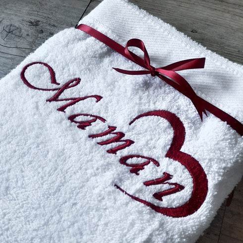 Serviette personnalisée 70x130cm avec prénom et ornement cœur brodé: 8 couleurs