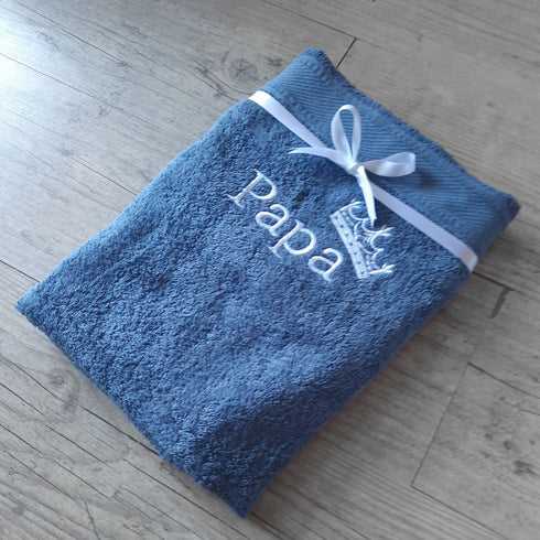 Serviette personnalisée 70x130cm avec prénom et ornement couronne brodé: 8 couleurs