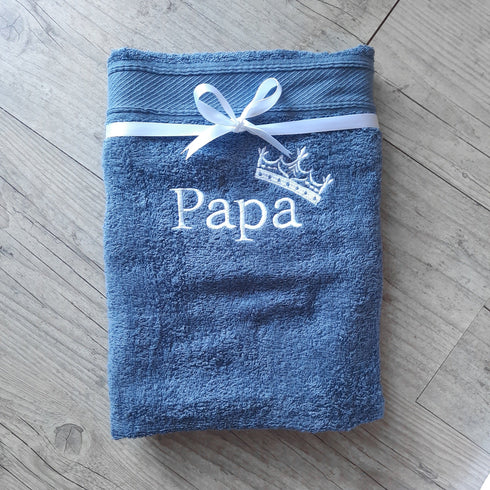 Serviette personnalisée 70x130cm avec prénom et ornement couronne brodé: 8 couleurs