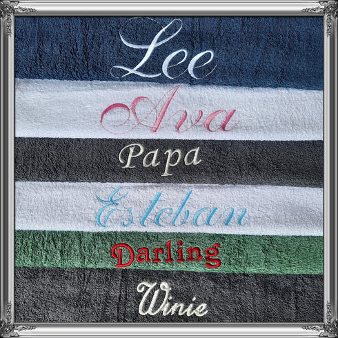 LOT: 2 Serviettes personnalisées 50x100cm et 70x130cm avec prénom brodé: 8 couleurs