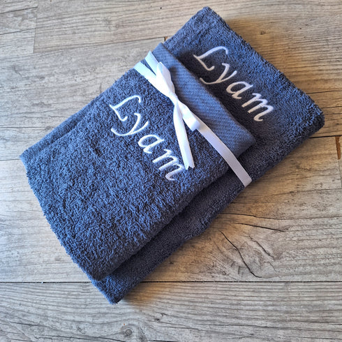 LOT: 2 Serviettes personnalisées 50x100cm et 70x130cm avec prénom brodé: 8 couleurs