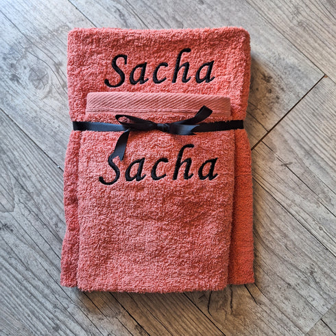 LOT: 2 Serviettes personnalisées 50x100cm et 70x130cm avec prénom brodé: 8 couleurs