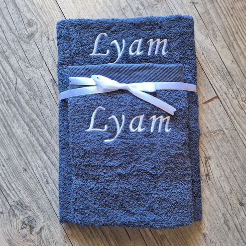 LOT: 2 Serviettes personnalisées 50x100cm et 70x130cm avec prénom brodé: 8 couleurs