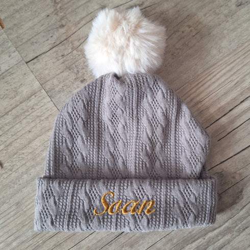 Bonnet Pompon prénom brodé en tissu maille de coton façon tricot jacquard personnalisable 9 couleurs