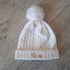 Bonnet Pompon prénom brodé en tissu maille de coton façon tricot jacquard personnalisable 9 couleurs