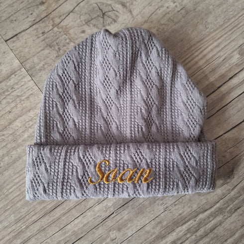 Bonnet prénom brodé en tissu maille de coton façon tricot jacquard personnalisable 9 couleurs