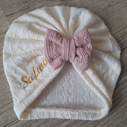 Turban bonnet prénom brodé en tissu maille de coton façon tricot jacquard nœud, buns ou simple personnalisable 9 couleurs