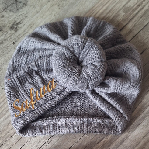 Turban bonnet prénom brodé en tissu maille de coton façon tricot jacquard nœud, buns ou simple personnalisable 9 couleurs