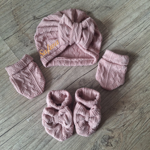 Ensemble Prénom Brodé en tissu maille de coton façon tricot jacquard Turban nœud + moufles + bandeau + chaussons assortis