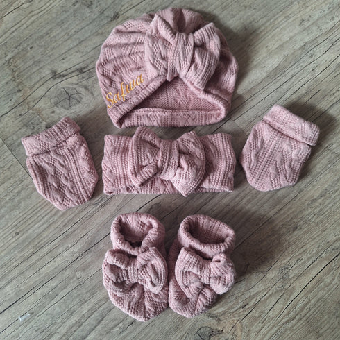 Ensemble Prénom Brodé en tissu maille de coton façon tricot jacquard Turban nœud + moufles + bandeau + chaussons assortis