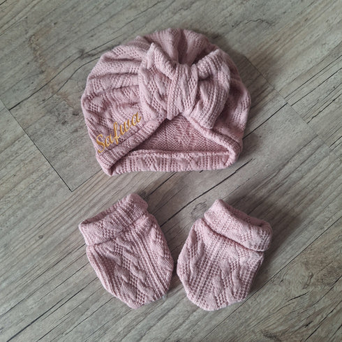 Ensemble Prénom Brodé en tissu maille de coton façon tricot jacquard Turban nœud + moufles + bandeau + chaussons assortis