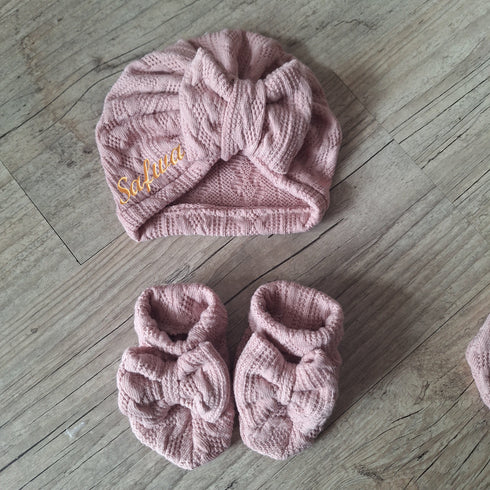 Ensemble Prénom Brodé en tissu maille de coton façon tricot jacquard Turban nœud + moufles + bandeau + chaussons assortis