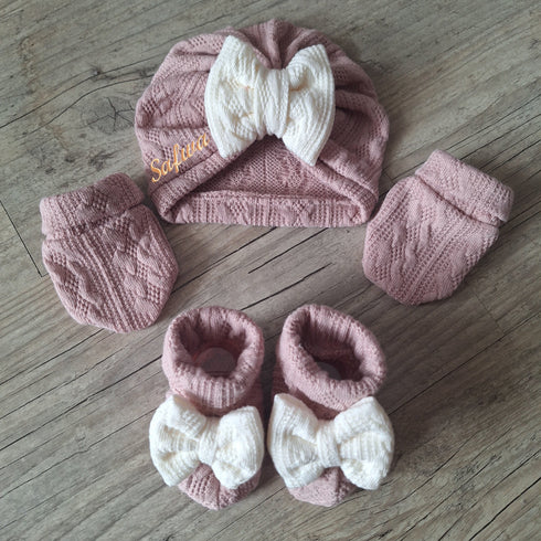 Ensemble Prénom Brodé en tissu maille de coton façon tricot jacquard Turban nœud + moufles + bandeau + chaussons assortis