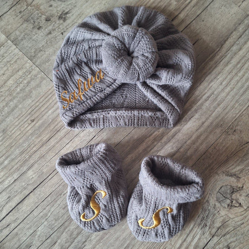 Ensemble Prénom Brodé en tissu maille de coton façon tricot jacquard Turban + moufles + chaussons brodé assortis