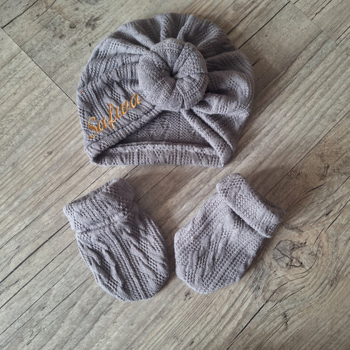Ensemble Prénom Brodé en tissu maille de coton façon tricot jacquard Turban + moufles + chaussons brodé assortis