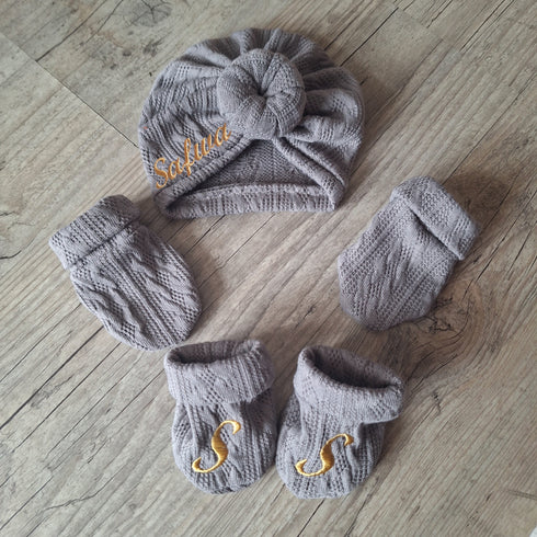 Ensemble Prénom Brodé en tissu maille de coton façon tricot jacquard Turban + moufles + chaussons brodé assortis