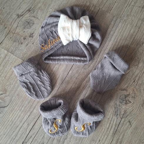 Ensemble Prénom Brodé en tissu maille de coton façon tricot jacquard Turban + moufles + chaussons brodé assortis