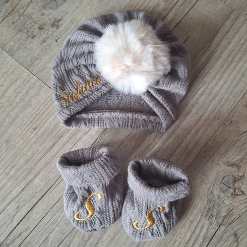 Ensemble Prénom Brodé en tissu maille de coton façon tricot jacquard Turban pompon + moufles + chaussons brodé assortis