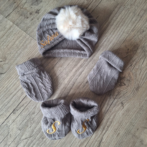 Ensemble Prénom Brodé en tissu maille de coton façon tricot jacquard Turban pompon + moufles + chaussons brodé assortis