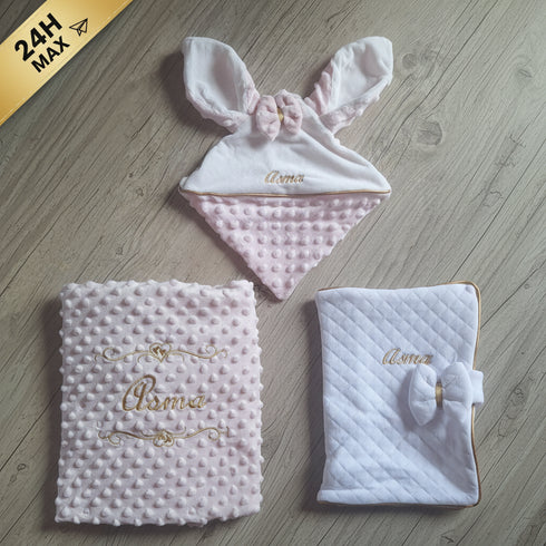 LOT brodé « Asma » – Couverture minky rose + Protège carnet matelassé blanc + Doudou lapin minky rose – Expédié sous 24h