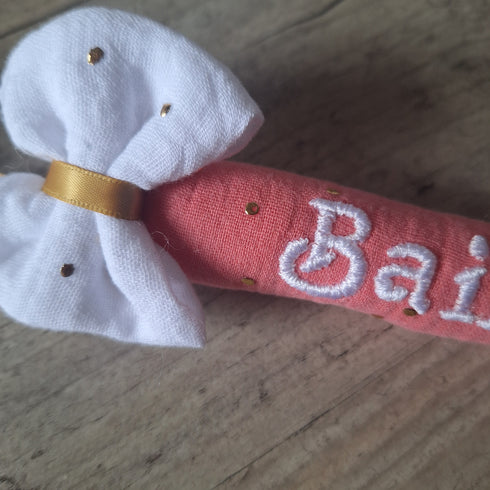 Attache tétine nœud personnalisée – Tube moelleux façon doudou avec prénom brodé - en gaze de coton pois or