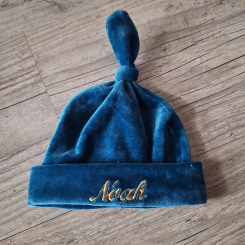 Bonnet noué mixte prénom brodé en tissu minky doux et chaud 5 couleurs