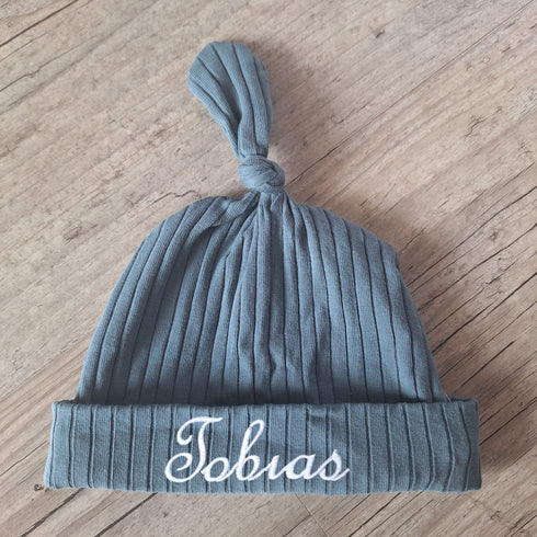 Bonnet côtelé avec prénom brodé en jersey extensible