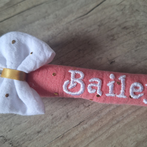 Attache tétine nœud personnalisée – Tube moelleux façon doudou avec prénom brodé - en gaze de coton pois or