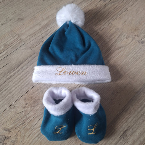 Ensemble Bonnet Pompon, moufle et chaussons prénom brodé en tissu Polaire alpine personnalisable avec prénom brodé - Oeko-Tex