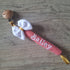 Attache tétine nœud personnalisée – Tube moelleux façon doudou avec prénom brodé - en gaze de coton pois or