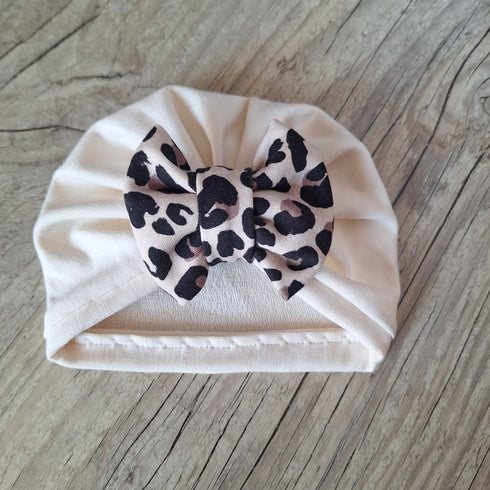 ⭐ Édition limitée — Ensemble bébé crème & imprimé léopard | turban, moufles et chaussons fait main