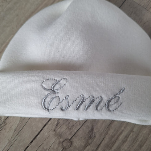 Ensemble: bonnet Noué avec prénom brodé + moufles. Tissu Polaire alpine - Oeko-Tex