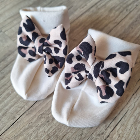 ⭐ Édition limitée — Ensemble bébé crème & imprimé léopard | turban, moufles et chaussons fait main