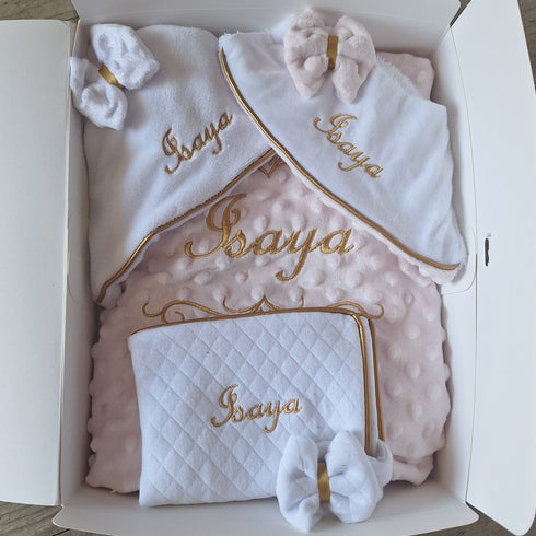Coffret Bébé Girl & Boy Personnalisé – Couverture, Doudou Lapin, Bavoir et Protège Carnet de Santé – Quantité Limitée