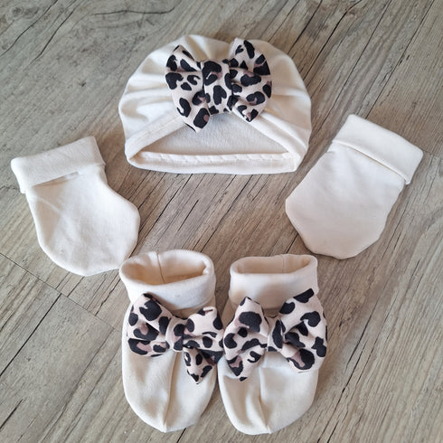 ⭐ Édition limitée — Ensemble bébé crème & imprimé léopard | turban, moufles et chaussons fait main