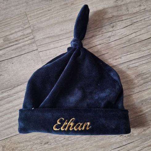 Bonnet noué mixte prénom brodé en tissu minky doux et chaud 5 couleurs